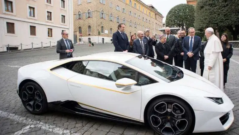 Lamborghini Huracan, all'asta l'esemplare donato a Papa Francesco