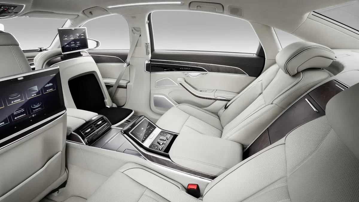 Audi A8 (2017-->>) (39)