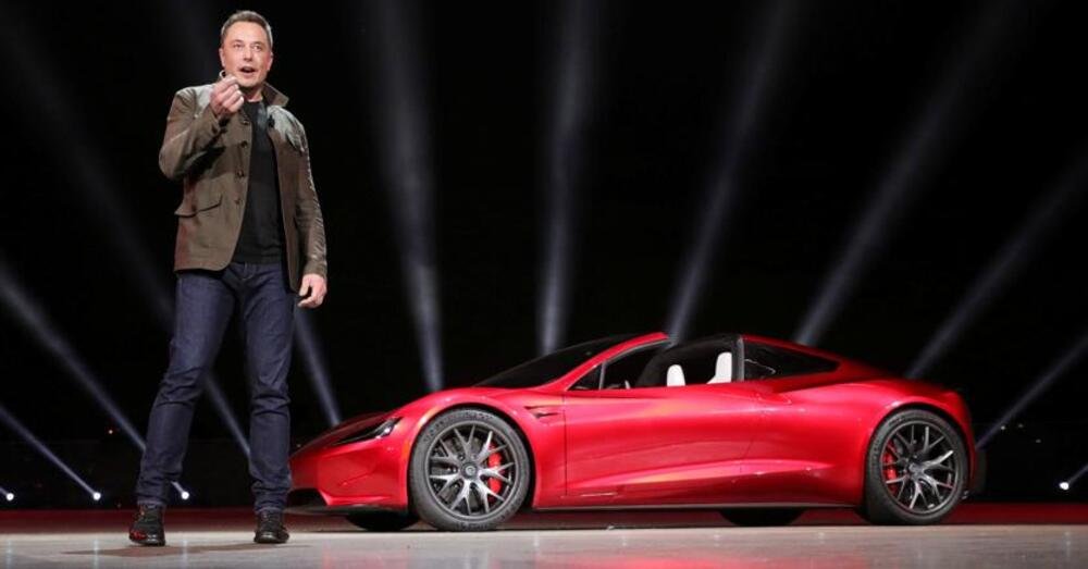 Musk alla presentazione odierna con la futura roadster
