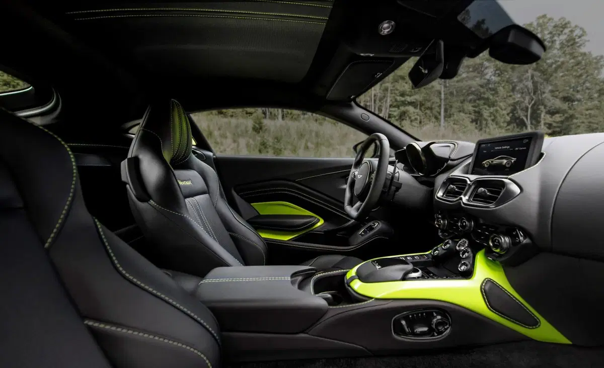 Aston Martin Vantage ecco la nuova coupé inglese  (6)