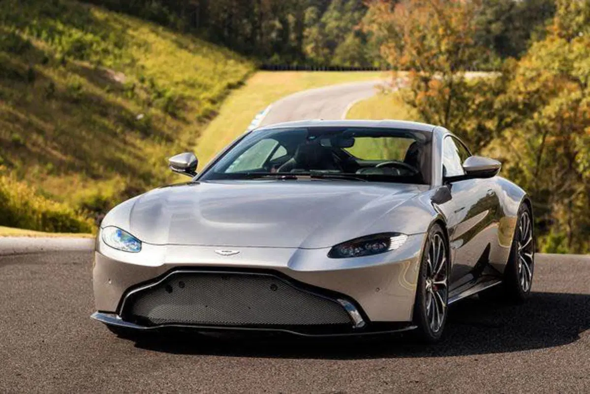 Aston Martin Vantage ecco la nuova coupé inglese  (10)