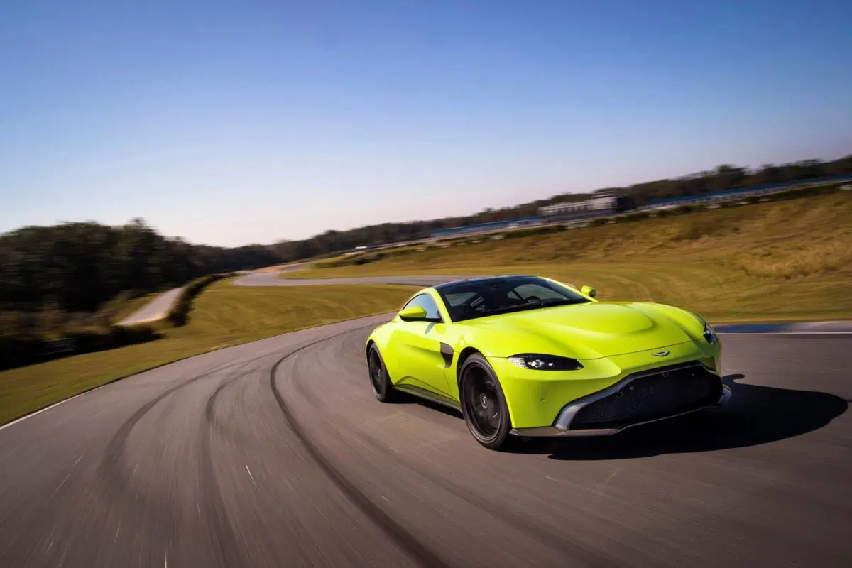 Aston Martin Vantage ecco la nuova coupé inglese  (12)