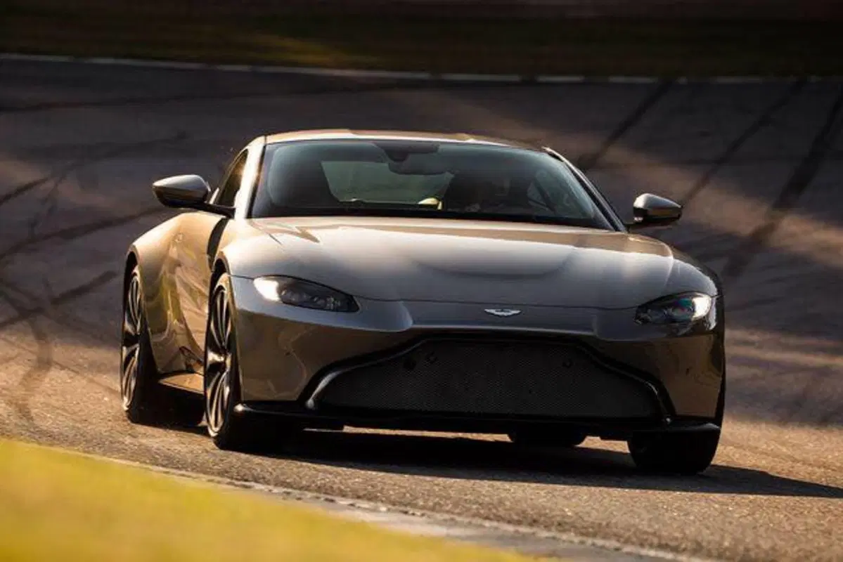 Aston Martin Vantage ecco la nuova coupé inglese  (13)