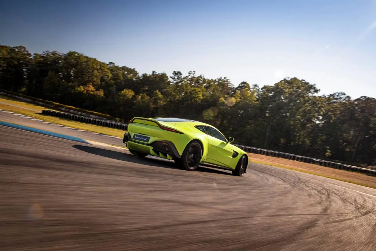 Aston Martin Vantage ecco la nuova coupé inglese  (16)