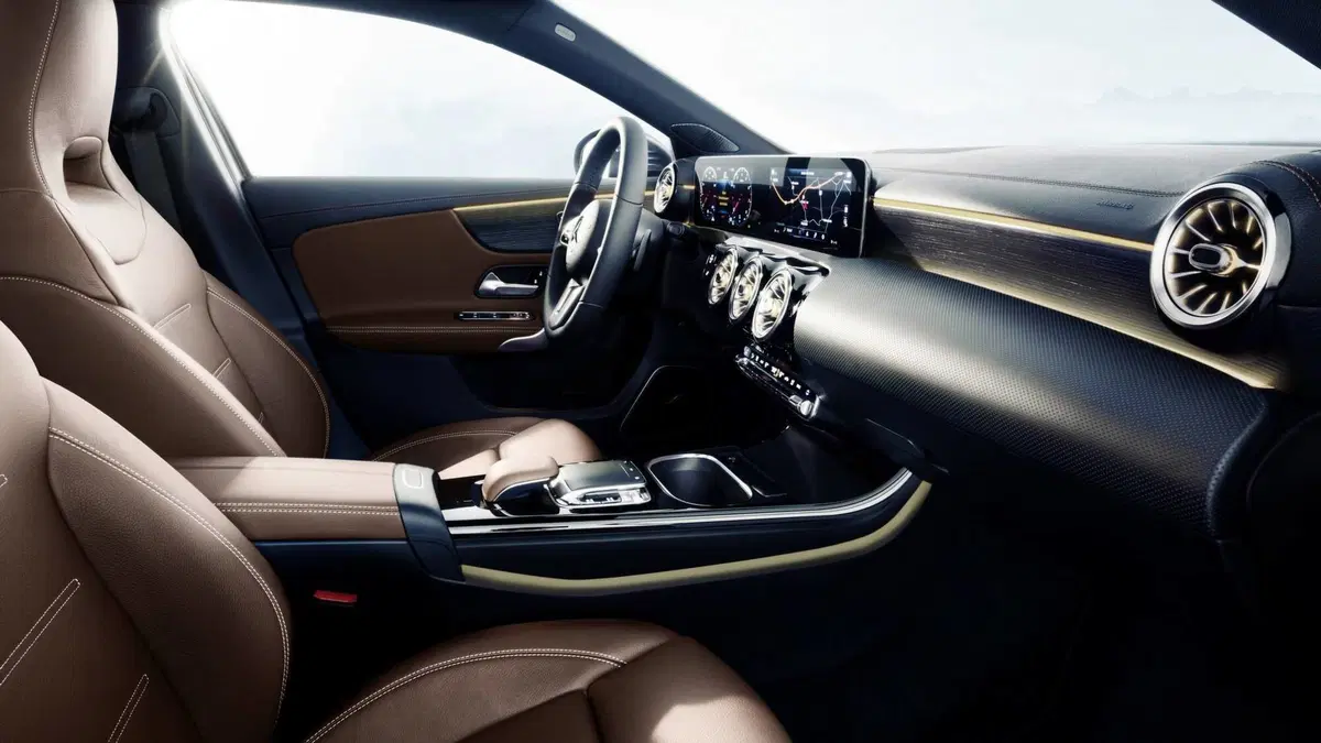 Mercedes Classe A, le foto degli interni