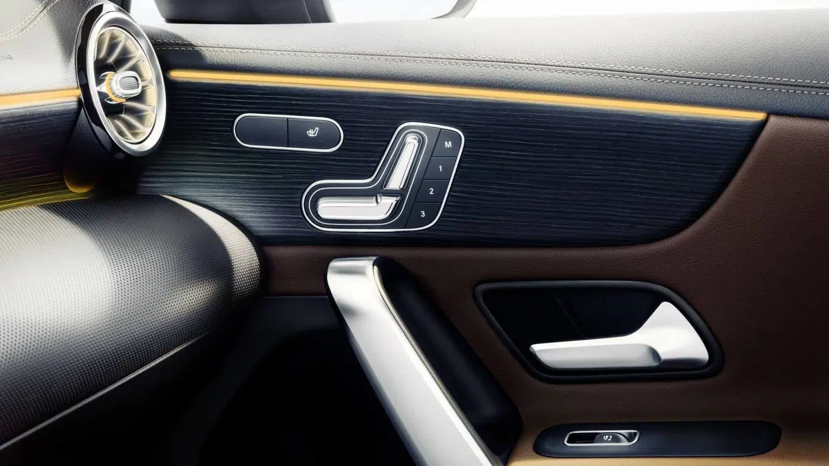 Mercedes Classe A, le foto degli interni (4)