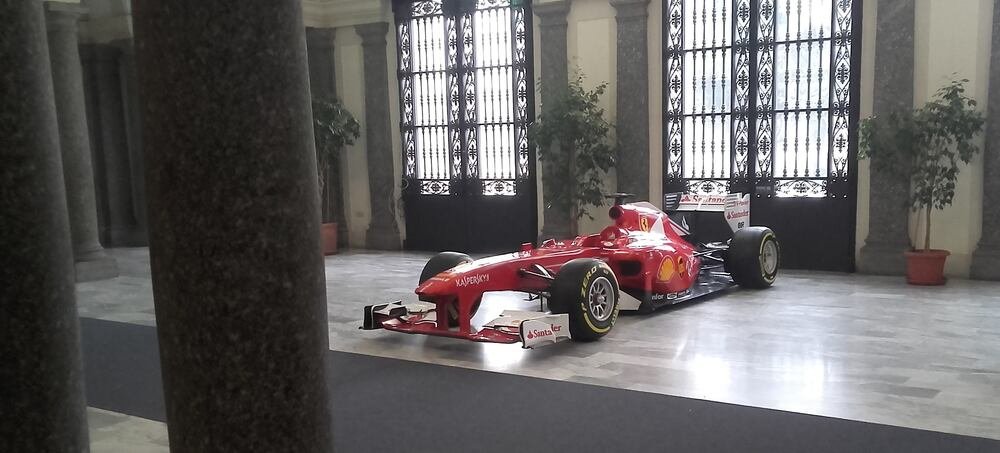 La monoposto Ferrari F1 parcheggiata all&#039;universit&agrave; per un giorno, grazie a Pirelli