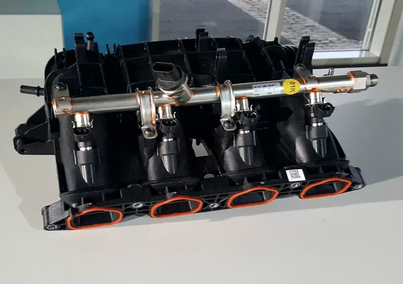 Il collettore del motore TGI VW con i quattro iniettori del gas e relativa rampa