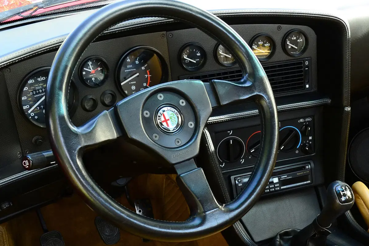 Cinque lustri fa, Confronto: ES30 Vs E30, ovvero Alfa Romeo SZ Vs BMW M3 (17)