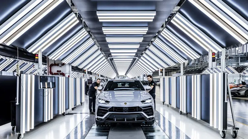 Lamborghini, viaggio nella super factory di Sant'Agata dove nasce il SUV Urus [Video]