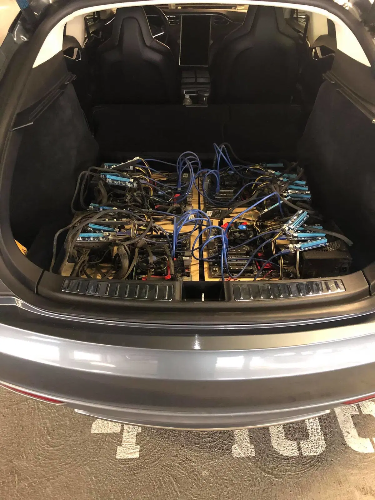 Bitcoin: c'è chi usa una Tesla per guadagnarli