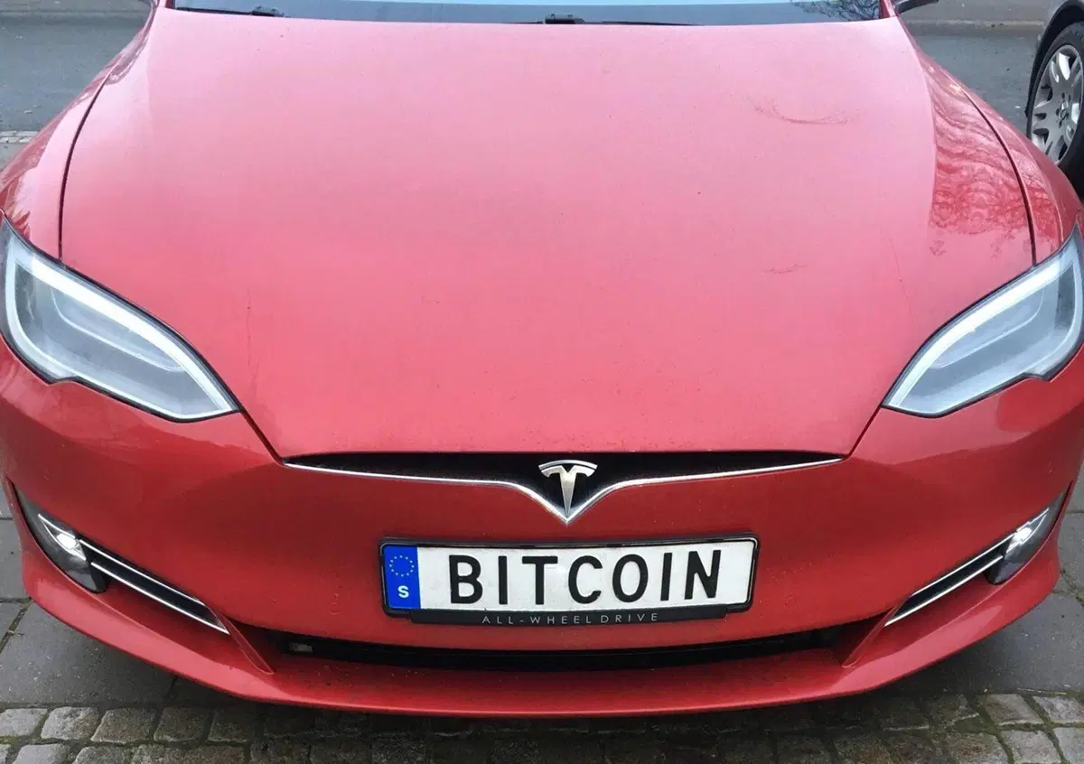 Bitcoin: c'&egrave; chi usa una Tesla per guadagnarli