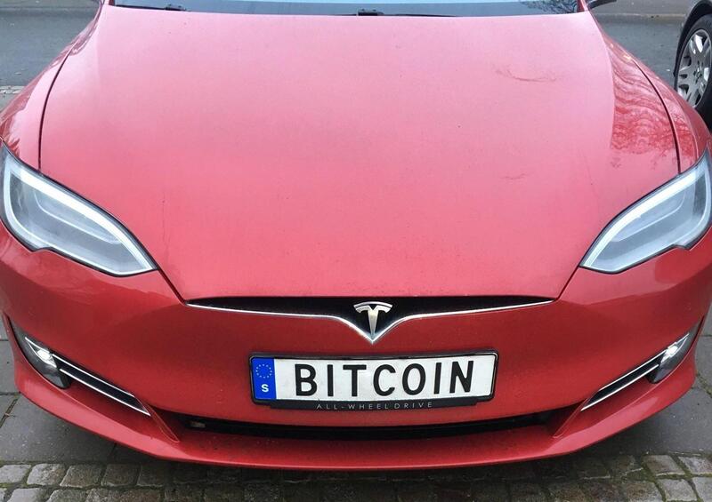 Bitcoin: c&#039;&egrave; chi usa una Tesla per guadagnarli