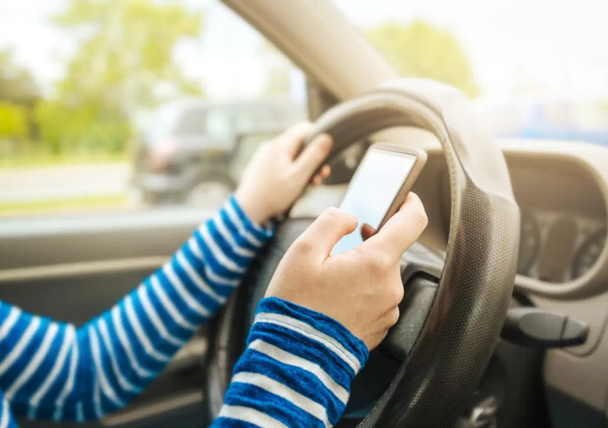 Manovra, salta la stretta sull'uso dei cellulari in auto