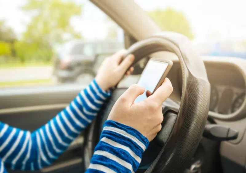 Manovra, salta la stretta sull'uso dei cellulari in auto