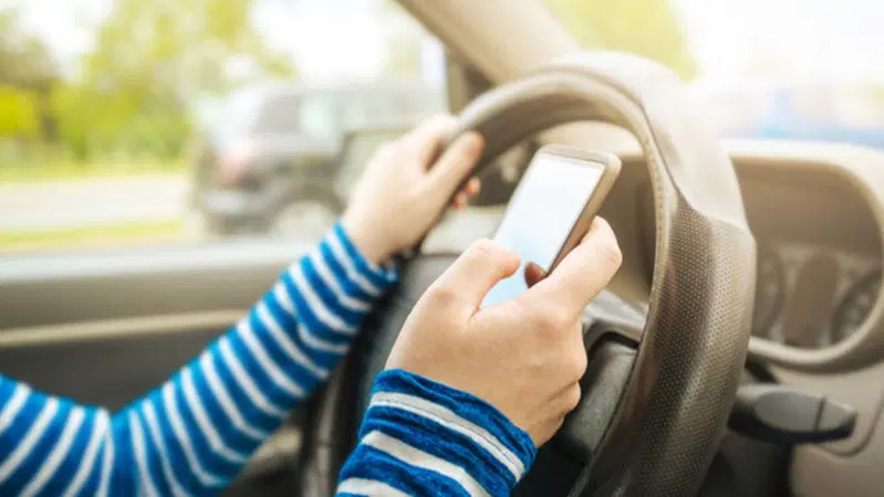 Manovra, salta la stretta sull'uso dei cellulari in auto