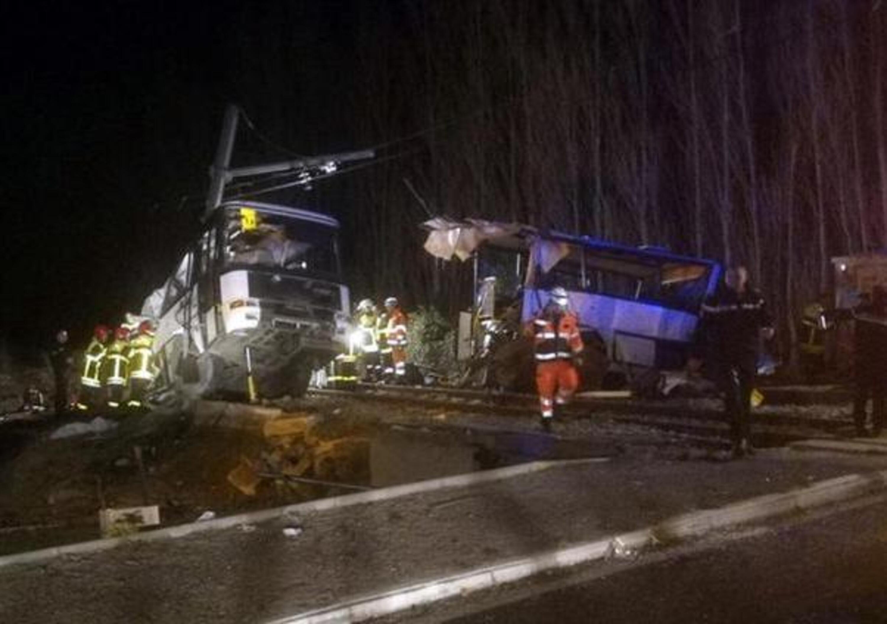 Francia, treno travolge scuolabus: quattro morti, diversi feriti gravi
