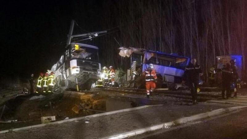 Francia, treno travolge scuolabus: quattro morti, diversi feriti gravi
