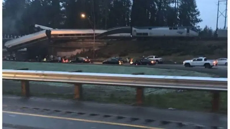 USA, treno deraglia e finisce sull'autostrada