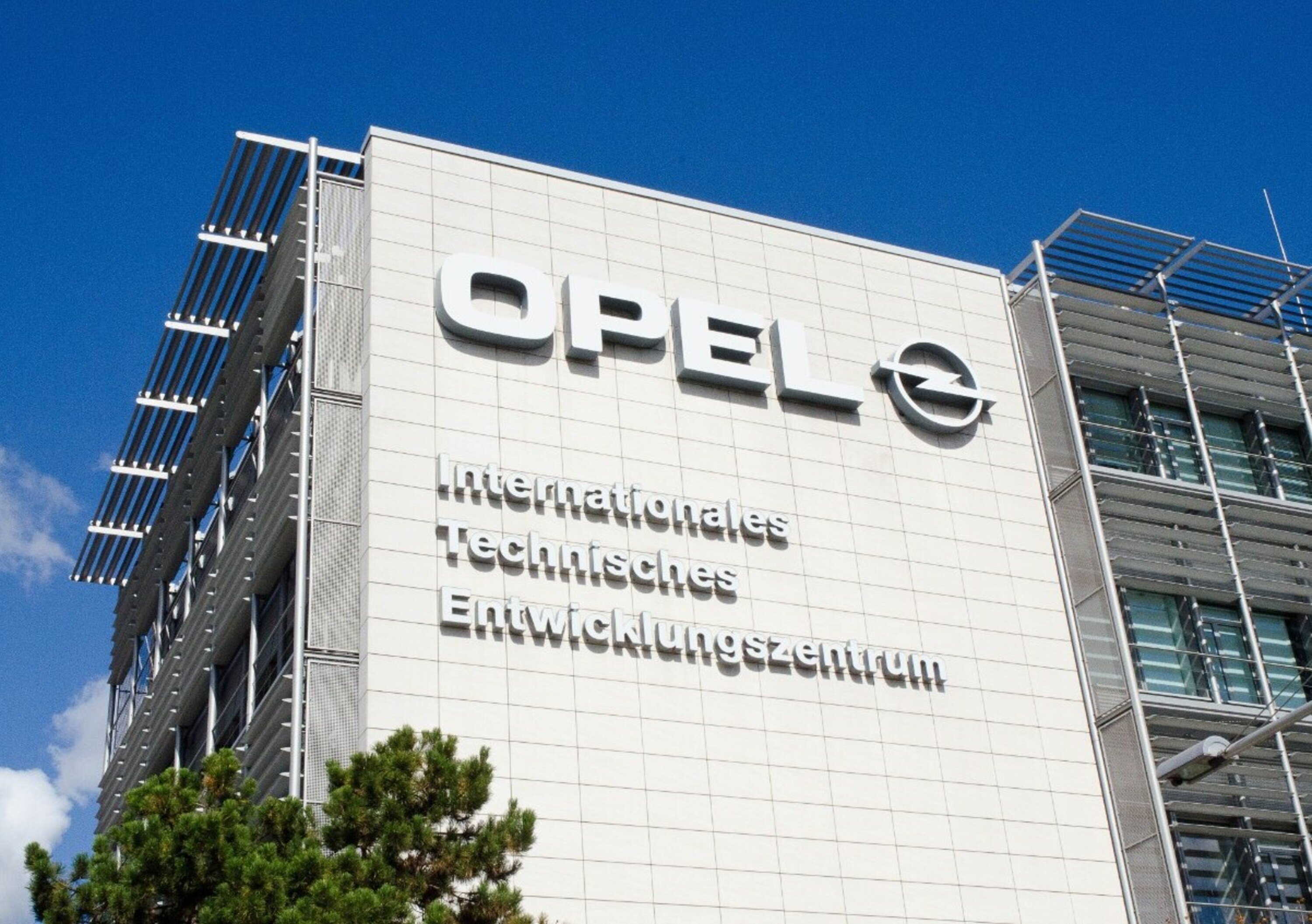 PSA, il gruppo integrer&agrave; gli acquisti con Opel da gennaio 2018