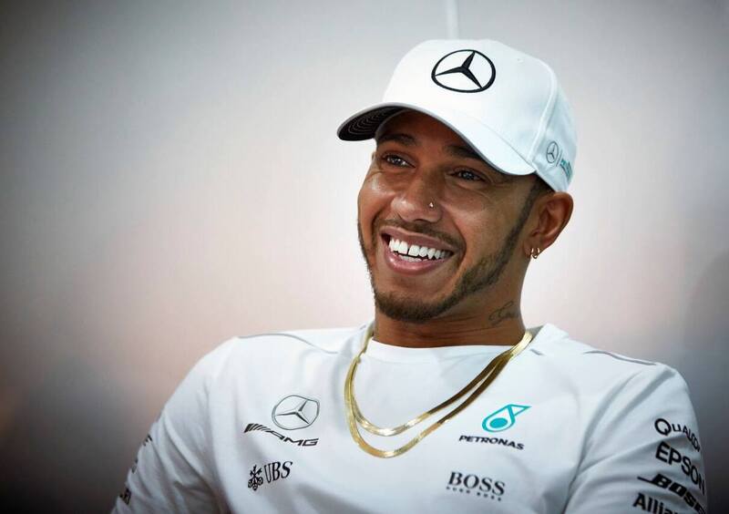 F1, Hamilton al nipote: &laquo;I maschi non si vestono da principesse&raquo;. &Egrave; bufera sui social