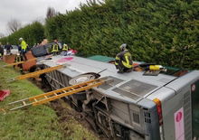 Mantova, bus con a bordo bambini delle elementari si rovescia. 23 feriti