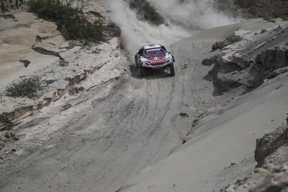 DKR ’18 Peugeot. Vittoria di Peterhansel, ritiro di Loeb