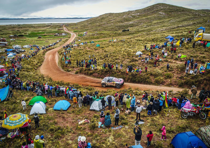 Dakar &lsquo;18. La tappa dei misteri. Sainz (Peugeot) e Van Beveren (Yamaha) al comando a met&agrave; Marathon