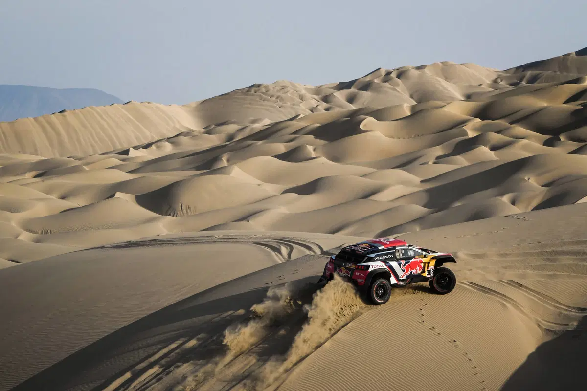 Dakar ‘18. La tappa dei misteri. Sainz (Peugeot) e Van Beveren (Yamaha) al comando a metà Marathon