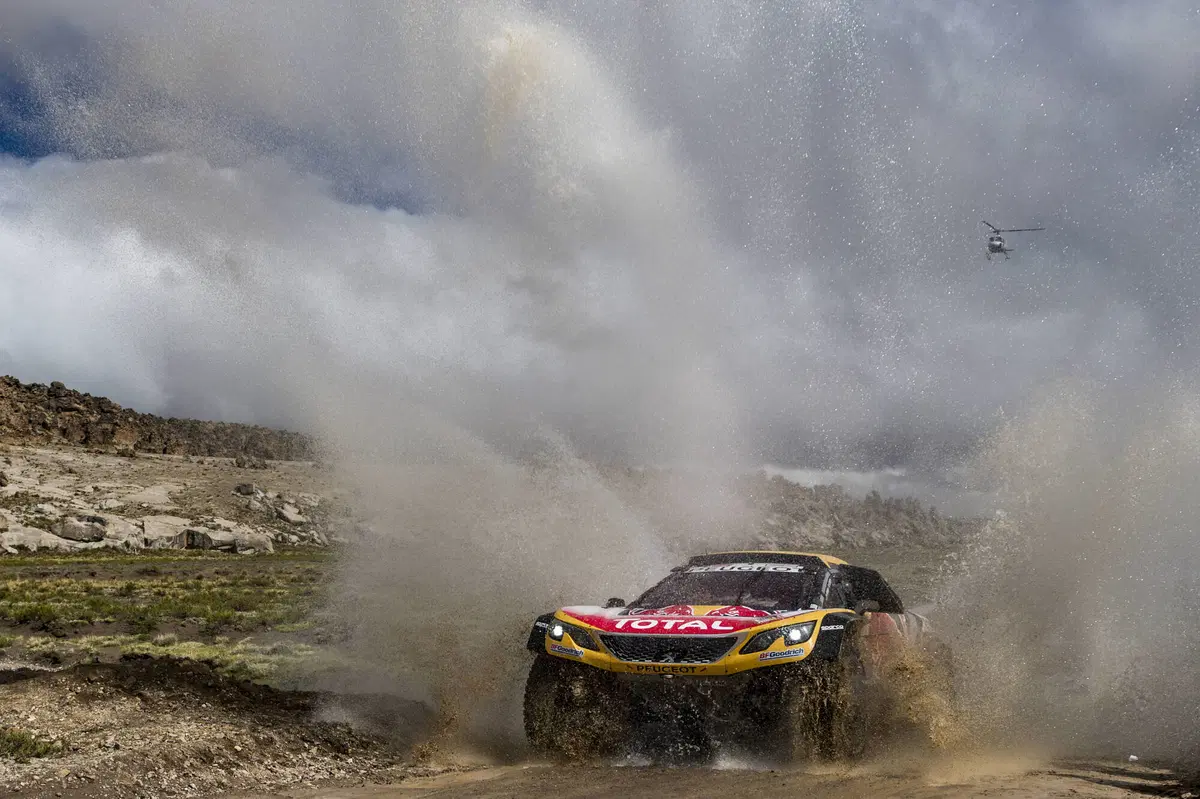 Dakar ‘18. La tappa dei misteri. Sainz (Peugeot) e Van Beveren (Yamaha) al comando a metà Marathon (3)