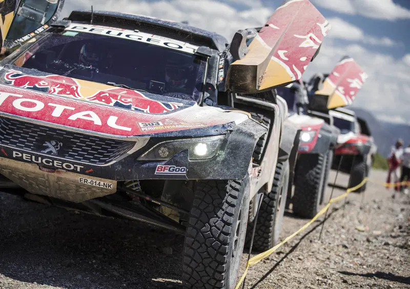 Dakar 2018 Peugeot. Peterhansel in ritardo per un incidente. Sainz inviolabile.	