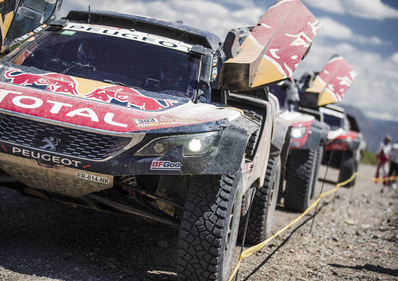 Dakar 2018 Peugeot. Peterhansel in ritardo per un incidente. Sainz inviolabile.	