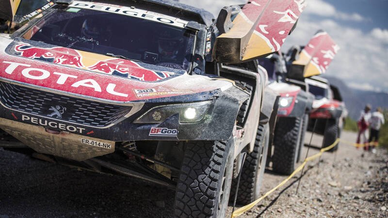 Dakar 2018 Peugeot. Peterhansel in ritardo per un incidente. Sainz inviolabile.	