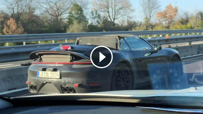 Porsche 992 Cabrio, l'abbiamo beccata aperta [Video]