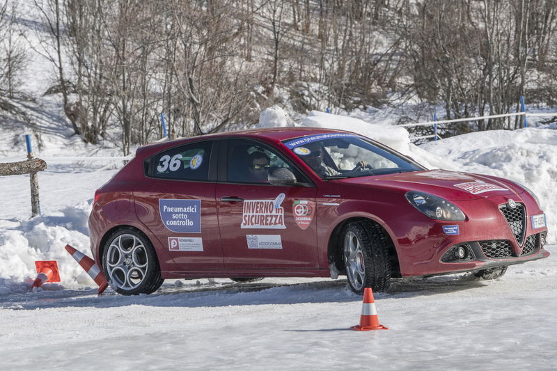 Alfa Romeo Giulietta impegnata nei test pneumatici invernali al Sestriere