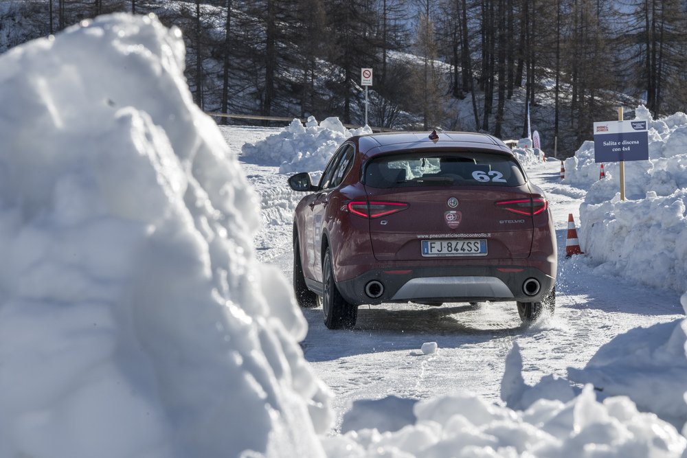 L&rsquo;Alfa Romeo Stelvio Q4 va alla grande sulla neve, ma sente anch&rsquo;essa una bella differenza usando le M+S