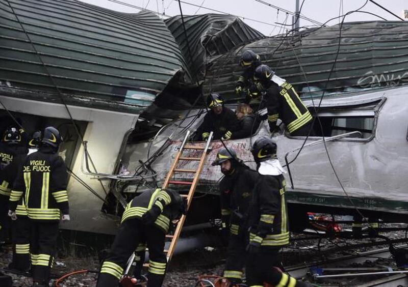 Milano, deraglia treno dei pendolari. Tre morti, 10 feriti gravi