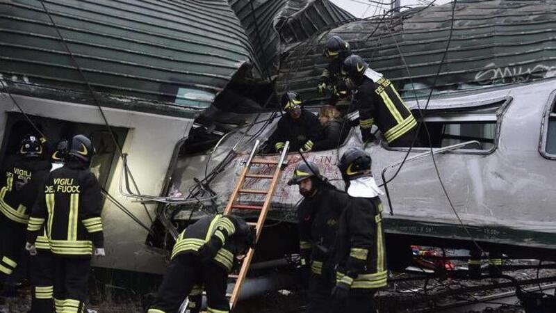 Milano, deraglia treno dei pendolari. Tre morti, 10 feriti gravi