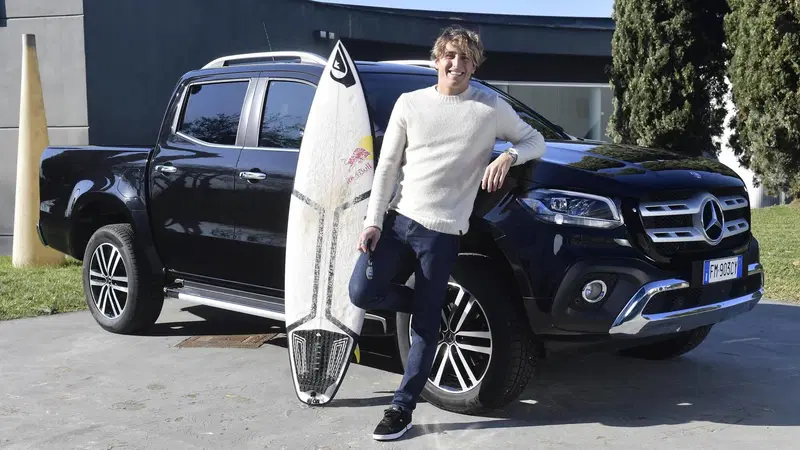 Una Mercedes Classe X per Leonardo Fioravanti, l'italiano stella del surf 