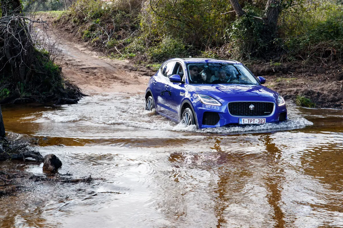Jaguar E-Pace, la piccola F-Pace tra BMW X2 ed Audi Q5 [Video] (6)