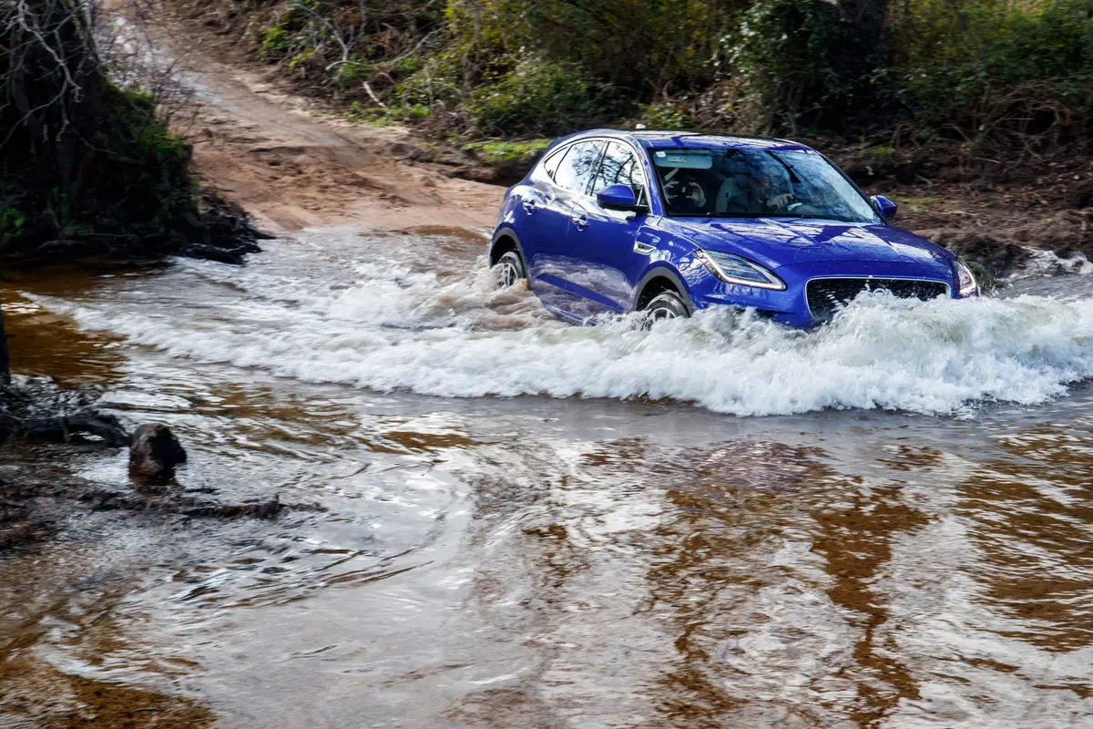 Jaguar E-Pace, la piccola F-Pace tra BMW X2 ed Audi Q5 [Video] (8)