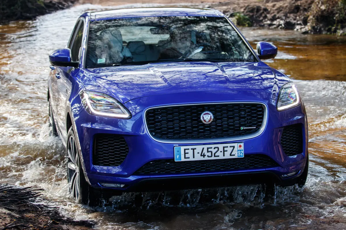 Jaguar E-Pace, la piccola F-Pace tra BMW X2 ed Audi Q5 [Video] (9)