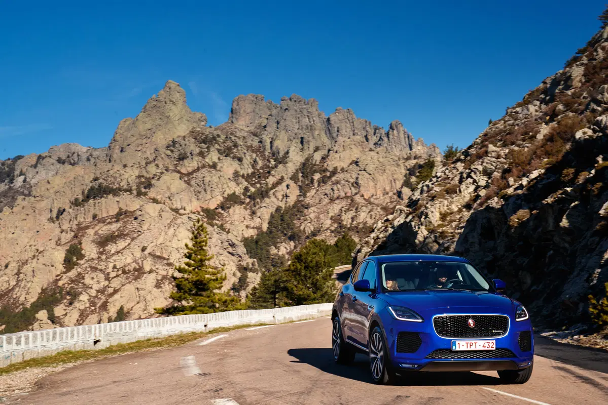 Jaguar E-Pace, la piccola F-Pace tra BMW X2 ed Audi Q5 [Video] (12)