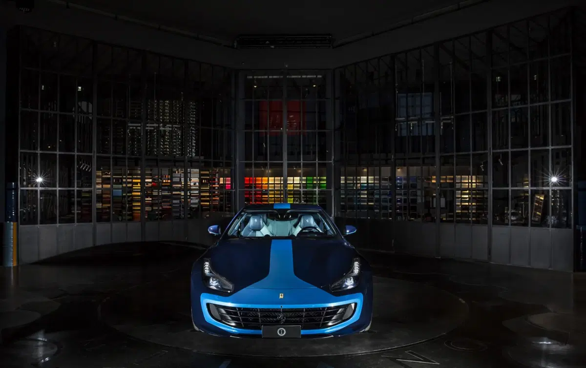 Lapo firma “Azzurra”: una Ferrari GTC4 Lusso d’alta moda