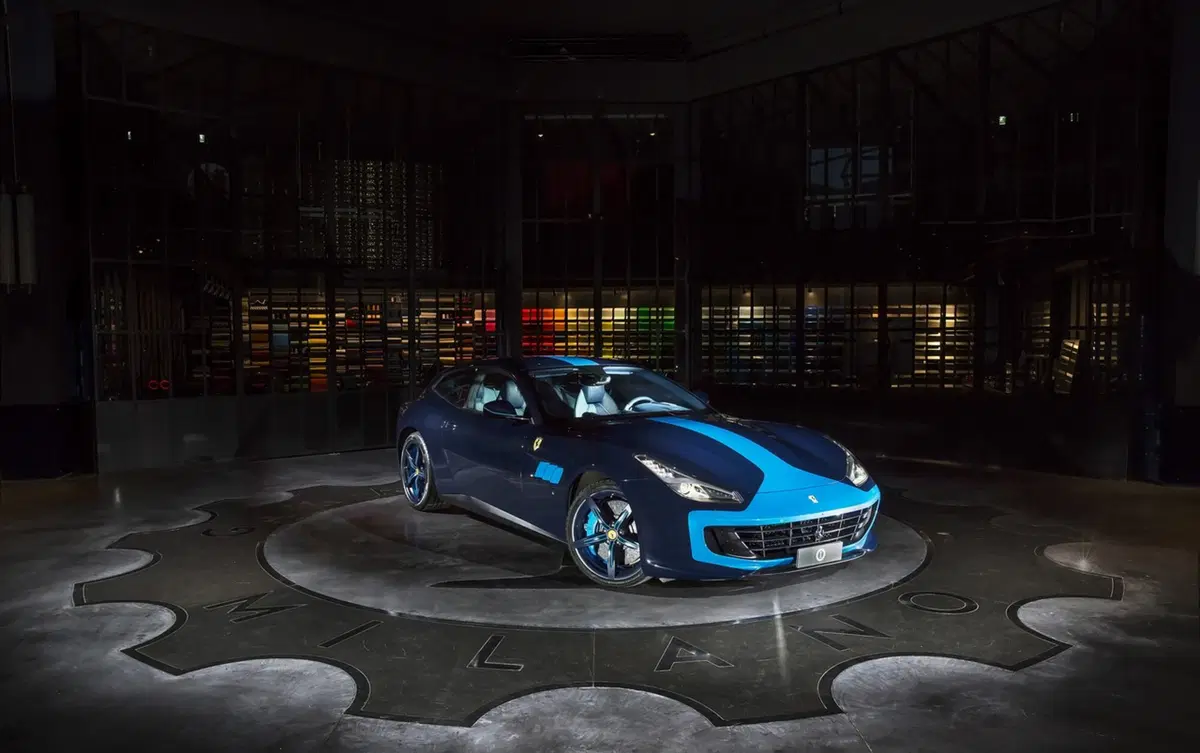 Lapo firma “Azzurra”: una Ferrari GTC4 Lusso d’alta moda (2)