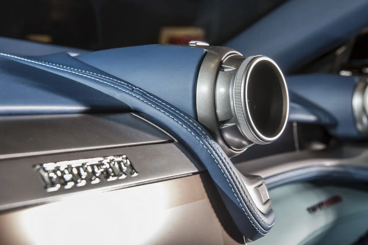 Lapo firma “Azzurra”: una Ferrari GTC4 Lusso d’alta moda (3)