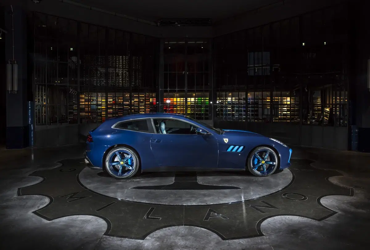 Lapo firma “Azzurra”: una Ferrari GTC4 Lusso d’alta moda (4)