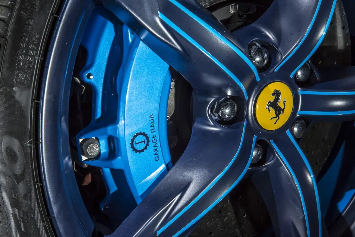 Lapo firma “Azzurra”: una Ferrari GTC4 Lusso d’alta moda (6)
