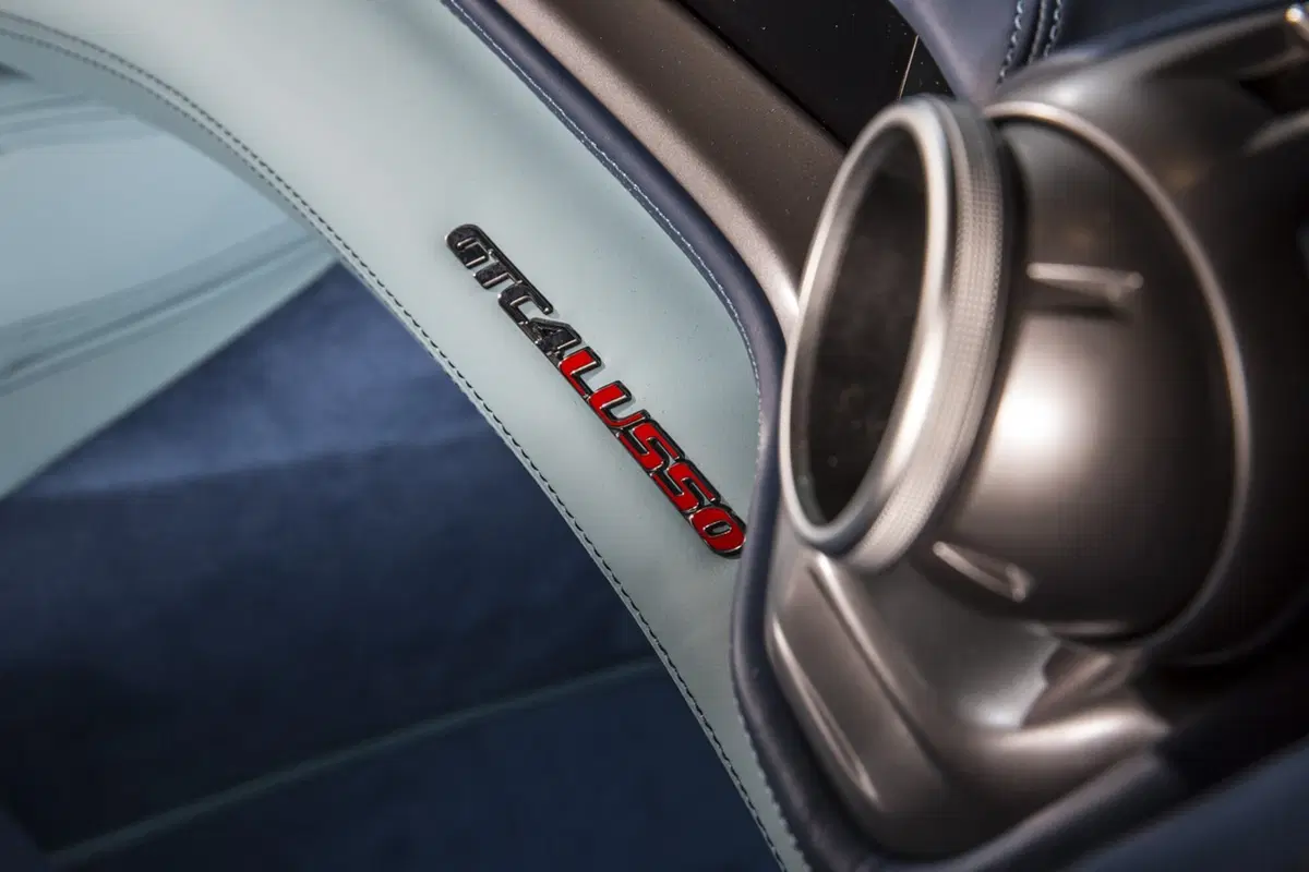 Lapo firma “Azzurra”: una Ferrari GTC4 Lusso d’alta moda (7)