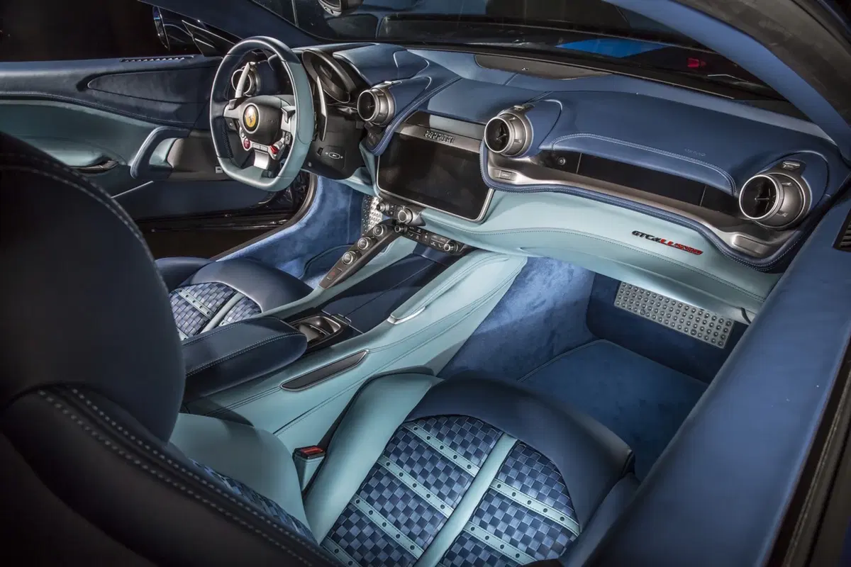 Lapo firma “Azzurra”: una Ferrari GTC4 Lusso d’alta moda (8)